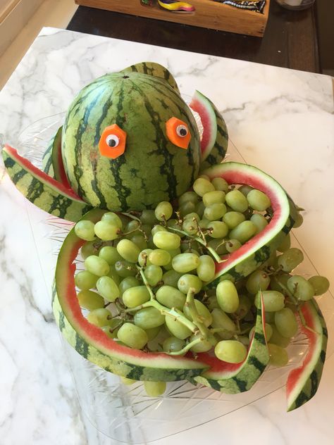 Watermelon octopus Octopus Charcuterie Board, Octopus Themed Snacks, Octopus Party Ideas, Octopus Party Decorations, Octopus Themed Food, Octopus Themed Birthday Party, Fruit Octopus, Kraken Party, Ocean Party Food