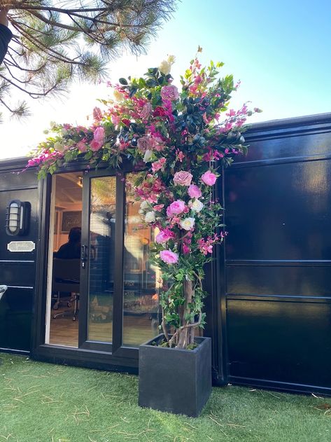 Outdoor Flower Installation, Shop Front Design Store Displays, Flower Shop Exterior Store Fronts, Flower Door Decorations, Floral Studio Work Spaces, Boutique Exterior Store Fronts, Cute Store Fronts, Floral Shop Ideas, Floral Shop Interior