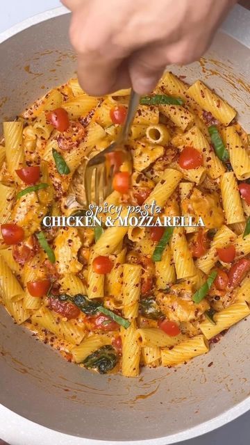 FEAST ON THESE on Instagram: "@joandbart Recipe: Super Easy Spicy Mozzarella & Chicken Pasta 🍝 #feastonthese Recipe: ⤵️ Ingredients: In order : A drizzle of olive oil 3 cloves of garlic 1 shallot 250g chicken 1 tbsp tomato paste spices : paprika, garlic, origano, pili-pili 100ml single cream 150g of spinach 150g cherry tomatoes 200g tortiglioni uncooked Enjoy!" Mozzarella Chicken Pasta, Spicy Pasta, Mozzarella Chicken, Pasta Dinner Recipes, Idee Pasto Sano, Food Videos Cooking, Spicy Chicken, Chicken Pasta, Tomato Paste