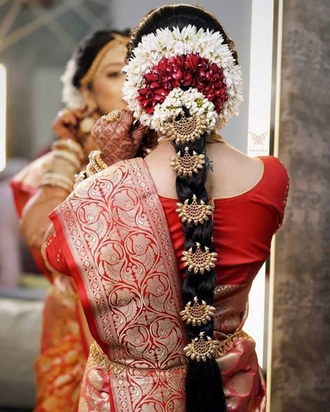 When it comes to the most popular bridal hairstyles, the Kerala wedding hairstyles top the list. Read on to find out the most trending ones out of them. Hindu Bridal Hairstyles Kerala, Kerala Bride Hairstyles, South Indian Hairstyle, South Indian Wedding Hairstyles, Bridal Hair Decorations, Bridal Hairstyle Indian Wedding, Hair Style On Saree, Kerala Bride, Kerala Wedding