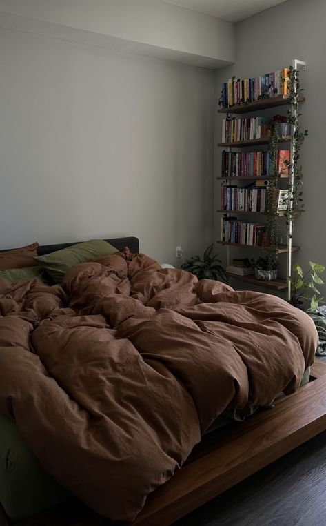 Cozy Bedroom Ideas Relaxing Dark, Brown Interior Design Bedroom Ideas, Dark Green And Brown Interior Design, Brown Green Bedding, Brown Green Bedroom Aesthetic, Brown Cream Bedroom Aesthetic, Brown Green Aesthetic Room, Brown And Green Bedding Aesthetic, Cozy Green And Brown Bedroom