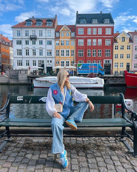 sunny copenhagen 🧚‍♀️⭐️🌞✨ - - - #outfitinspo #springfashion | Instagram Copenhagen Outfits, Copenhagen Vibes, Copenhagen Outfit, Copenhagen Aesthetic, Amsterdam Outfit, Goals List, Instagram Blogging, Amsterdam Photos, Copenhagen Travel