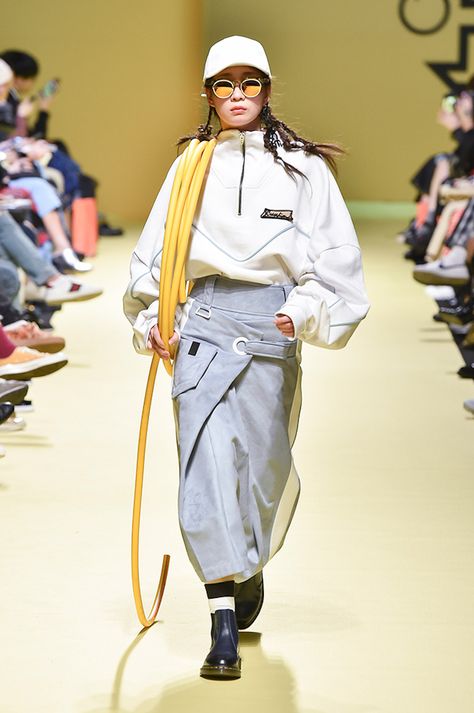 See the complete Cres. E Dim. Seoul Fall 2017 collection. Fall Outfits 2017, Fashion Kawaii, Girl Fashion Style, Seoul Fashion Week, Seoul Fashion, Sport Style, British Vogue, Kawaii Girl, Fall 2017