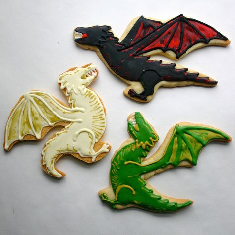 Daenerys' dragons, Drogon, Viserion, and Rhaegal done by Jesicakes.  For more Game of Thrones decorated cookies click through! Skyrim Cake, Skyrim Birthday, Daenerys Dragons, Game Of Thrones Food, Game Of Thrones Cake, Dragon Cakes, Game Of Thrones Party, Dragon Cookies, Dragon Cake