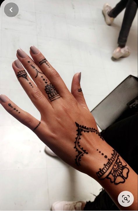 Henna Tattoo Designs Simple Hands, Henna Ink, Henne Tattoo, Cute Henna Designs, Cute Henna Tattoos, Jagua Henna, Small Henna, Henna Inspired Tattoos, Cute Henna