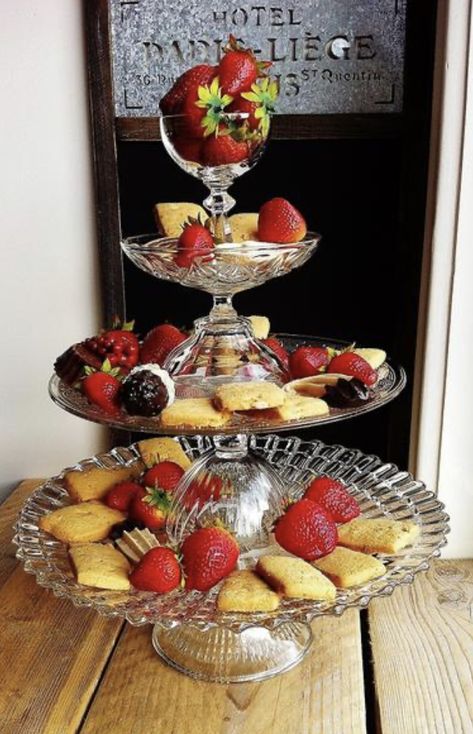 Glassware Garden Art, Deco Buffet, Diy Cake Stand, Teacup Crafts, Tiered Tray Diy, Dollar Tree Diy Crafts, Diy Dollar Store Crafts, Easy Craft Projects, Tiered Trays