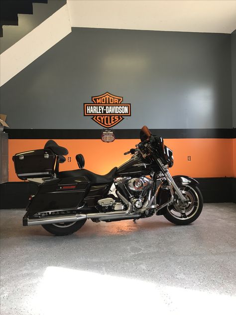 Harley Davidson Office Ideas, Harley Davidson Room Ideas Man Caves, Harley Davidson Man Cave Ideas, Harley Davidson Home Decor, Harley Davidson Bathroom Ideas, Harley Davidson Garage Ideas, Harley Davidson Man Cave, Harley Garage, Industrial Man Cave