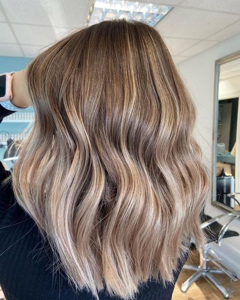 Dark Beige Blonde Hair Balayage, Root Stretch Hair Blonde Short, Short Brown Blonde Balayage, Root Melt Bronde Balayage, Blonde Balayage On Brown Hair Short, Highlights With Root Melt, Blonde Balayage With Root Melt, Blonde Balayage Root Melt, Balayage With Root Melt