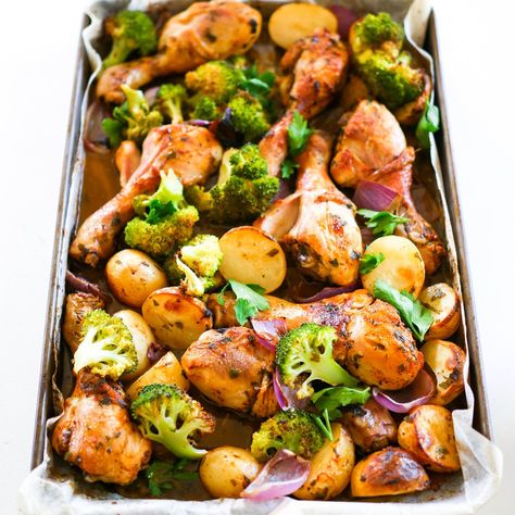 EASY PEASY DINNER!  All you have to do is marinate, and throw into the oven!  Who doesn't like an easy dinner like that!  Plus, this Chicken Drumstick Oven Bake is so healthy but also so tasty too.  My delicious chicken marinade takes this recipe to the next level so I can guarantee you will be loving every single bite.  Your kids, family and friends are going to have very happy tummies.  Serves: 4-6 Ingredients: 1kg Chicken drumsticks (or around 12 drumsticks)1 tbsp Salt        1 tsp ... Chicken Drumstick Tray Bake, Chicken Drumstick Meals Dinners, Chicken Drumstick Meals, Tray Meals, Chicken Drumstick Recipes Oven, Easy Chicken Drumstick Recipes, Chicken Tray Bake Recipes, Drumstick Recipes Oven, Panini Recipes Chicken