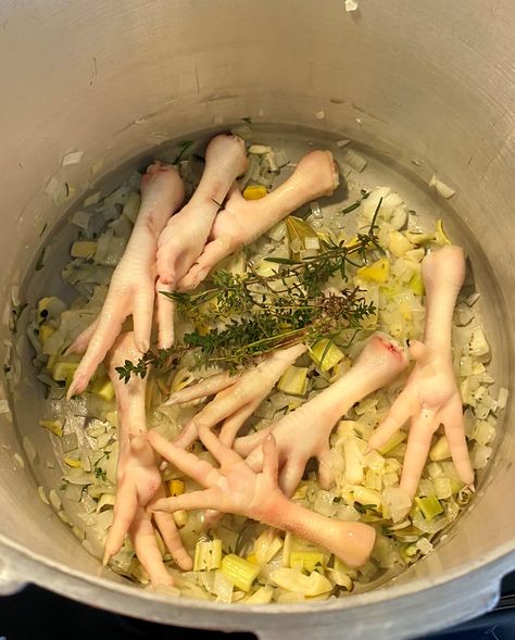 Learn about the wonderful (and proven) benefits of collagen, and how to make a collagen-rich stock from chicken feet. Collagen Rich Foods, Health Benefits Of Collagen, Benefits Of Collagen, Collagen Hydrolysate, Collagen Benefits, Lean Body, Collagen Peptides, Meat Chickens, Chicken Stock