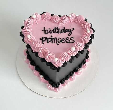 Black And Pink Heart Shaped Cake, 22 Year Old Birthday Cake, Pink And Black Heart Cake, Birthday Cake Black And Pink, Black And Pink Cake Birthdays, Y2k Cupcakes, Pink And Black Cake Ideas, Black And Pink Birthday Cake, Pink And Black Party Theme