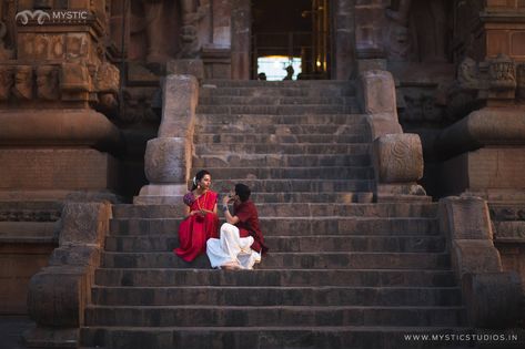 Poses In Mandir, Tanjore Big Temple, Temple Couple, Temple Shoot, Brihadeeswarar Temple, Prewedding Poses, Big Temple, Suit Poses, Jeep Images