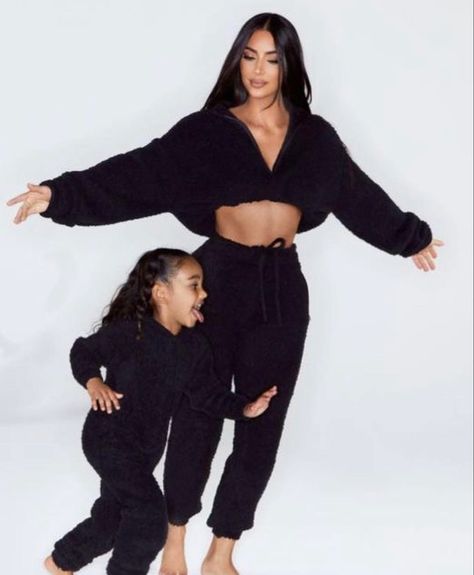 Sweatpants Family Photoshoot, Kim Kardashian Photoshoot, Candy Shoot, Photography Simple, Christmas Family Photoshoot, Mother Daughter Photos, Kim Kardashian Outfits, Kardashian Kids, Kardashian Outfit