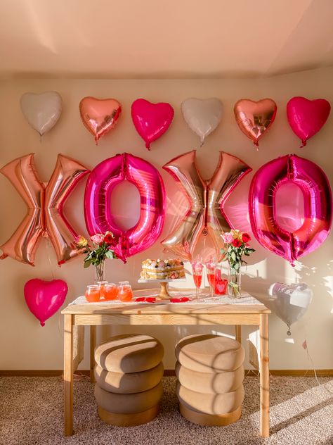 Galentines Party Photo Wall, Galentine's Day Slumber Party, Valentines Brunch Decorations, Pink And Red Party Theme, Galentines Bachelorette Party, Galentines Aesthetic, Bachelorette Food, Valentines Theme Party, Red Party Themes