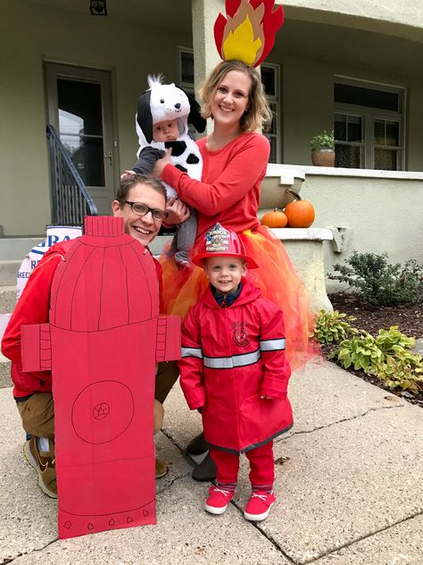 Firefighter Costume Diy, Diy Firefighter Costume, Diy Fireman Costumes, Firefighter Halloween, Family Themed Halloween Costumes, Fire Costume, Fireman Costume, Costume Family, Old Halloween Costumes