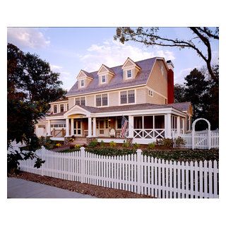 Stately American Home - Classic Dutch Colonial Photography: Phillip Mueller Photography Colonial Porch, Short Fence, Victorian Exterior, Porch Railing, Dutch Colonial, Indoor Patio, Exterior Remodel, Colonial House, Hyde Park