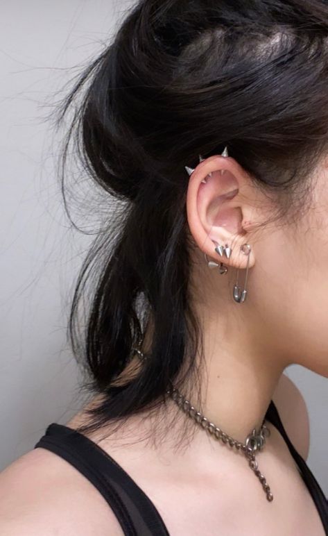 Full Ear Piercings, Types Of Ear Piercings, Cool Ear Piercings, Pretty Ear Piercings, Grunge Jewelry, Cool Piercings, Cute Ear Piercings, Ear Style, Cute Piercings