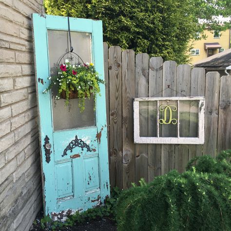 Front Doorstep Decor, Old Door Outdoor Decor, Repurposed Doors Garden, Old Screen Door Garden Ideas, Old Window Greenhouse Diy Recycled Door, Spring Decoration Ideas, Old Door Decor, Flowers Painted On Old Windows, Fence Decorations