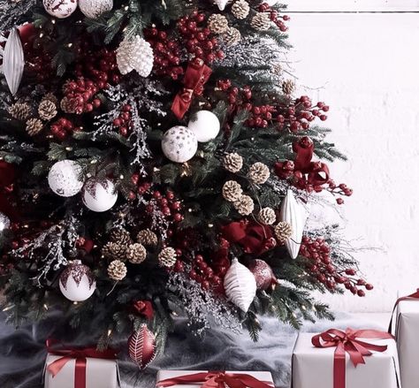 Burgundy Dark Green Christmas Tree, Burgundy And Black Christmas Tree, Black And Burgundy Christmas Tree, Christmas Tree Ideas Burgundy, Burgandy Christmas Tree Ideas, Christmas Tree 2022 Trends, Christmas Tree 2022 Trends Color, Dark Red Christmas Tree, Maroon Christmas Tree