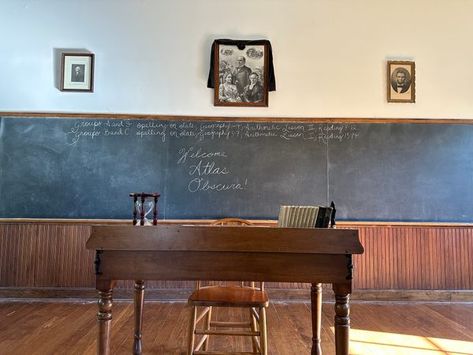 Built in 1869, this one-room rural schoolhouse welcomes visitors to travel back to 1904 school day. Old Schoolhouse Aesthetic, Old School Room Ideas, Old School Room, One Room Schoolhouse, Schoolhouse Style, Wooden Cart, School Room, Book Aesthetics, Old Farmhouse