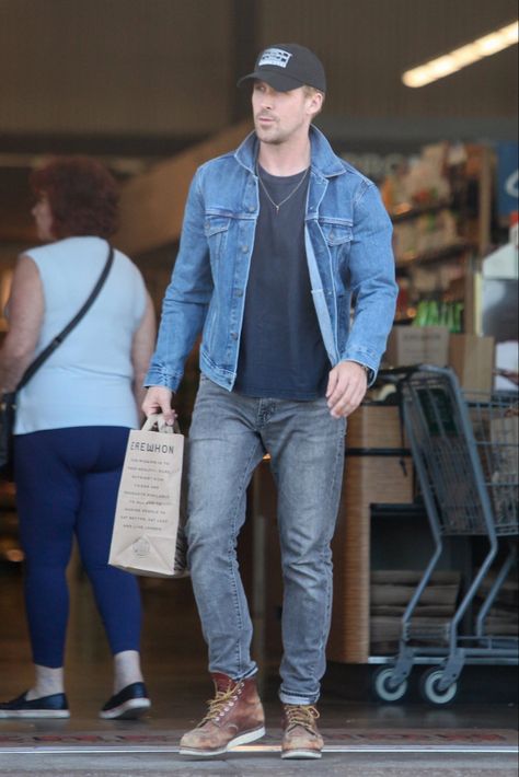 Joey Donner, Mens Baseball Cap Outfit, Denim Jacket Men Style, Erewhon Market, Outdoorsmen Style, Ryan Gosling Style, Mens Smart Casual Outfits, Райан Гослинг, Famous Actors