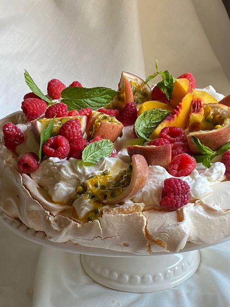 Pavlova mint raspberries passion fruit food inspo cake cream mascarpone vanilla fruits cake Pavlova Wedding Cake, Pavlova Aesthetic, Midsummer Food, Summer Pavlova, Festive Food Ideas, Passion Fruit Dessert, Pretty Deserts, Pavlova Recipe, Pretty Dessert