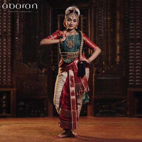 Kuchipudi is the traditional dance of Andhra Pradesh which is known for its poise and belle. Kuchipudi originated from a hamlet in Andhra Pradesh, called Kuchelapuri or Kuchelapuram. Similar to all leading Indian classical dance forms, Kuchipudi too evolved as a religious art rooting back to the age-old Hindu Sanskrit text ‘Natya Shastra’ and connects traditionally with temples, spiritual faiths and travelling bards. Kuchipudi is considered one of the toughest form of Indian classical dance. Th Kuchipudi Dance Photography, Classical Dance Dress Indian, Classical Dance Outfit, Bharathanatyam Costume Colours, Bharatnatyam Dress Costumes, Andhra Pradesh Traditional Dress, Kuchipudi Dance Dress, Kuchipudi Dance Poses, Kuchipudi Poses