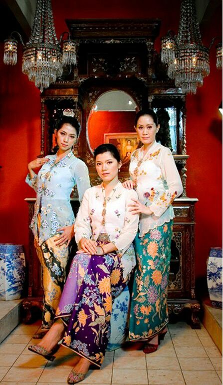 Kebaya Nyonya Malaysia, Nonya Kebaya, Peranakan Culture, Kebaya Nyonya, Nyonya Kebaya, Indonesian Kebaya, Baba Nyonya, Kebaya Lace, Batik Sarong