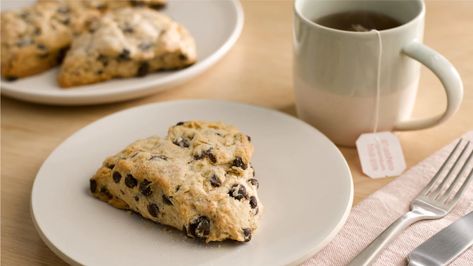 Special Dark Chocolate Chip Scones | Recipes Chocolate Chip Scones Recipe, Cinnamon Chip Muffins, Hershey Dark Chocolate, Cinnamon Scones Recipe, Cinnamon Chip Scones, Chocolate Chip Scones, Scones Recipe, Cinnamon Chips, Breakfast Pastries