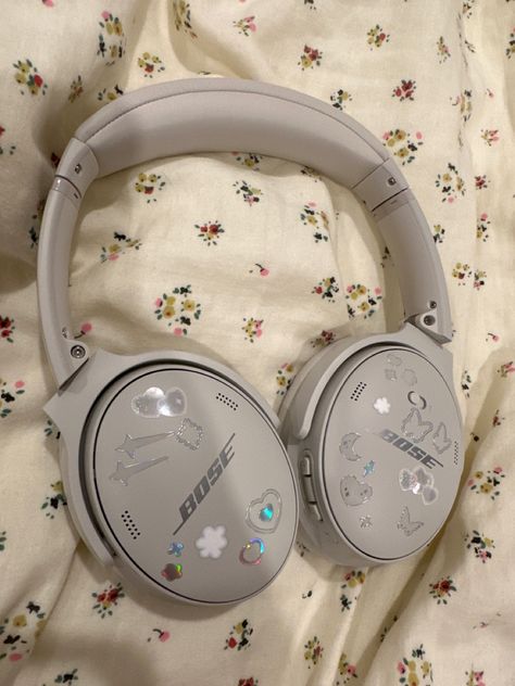 White Over Ear Headphones Aesthetic, Cute Bose Headphones, Headphones Bose Aesthetic, Bose Headphones Stickers, Silver Bose Headphones Aesthetic, Decorated Headphones Aesthetic, Bose Qc45 Outfit, Silver Headphones Aesthetic, Bose Qc45 Aesthetic