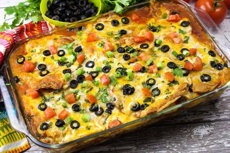 Robin's Enchilada Pie #enchilada #pie #comfort-food #justapinchrecipes Doritos Casserole, Enchilada Pie, Recipe Casserole, Dorito Casserole, Taco Toppings, Mexican Casserole Recipe, Beef Dip, Taco Pie, Sour Cream Recipes