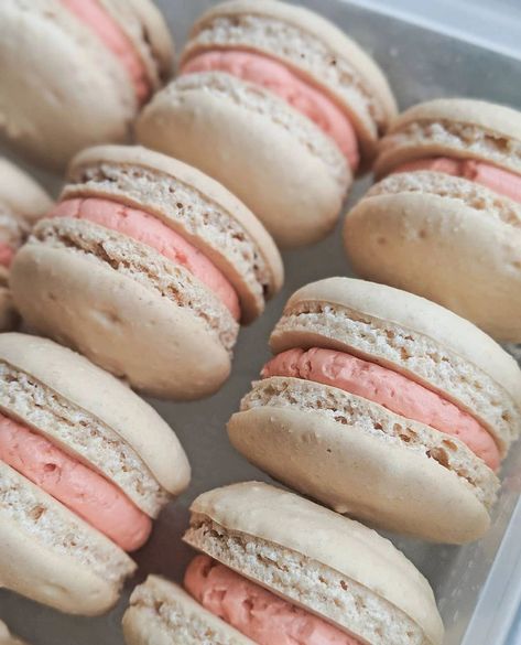 Sweet Hibiscus Tea, Fancy Bars, Macaron Photography, Meringue Cookie, Macaron Recipes, French Meringue, Macaron Filling, Baking Buns, Macaron Flavors