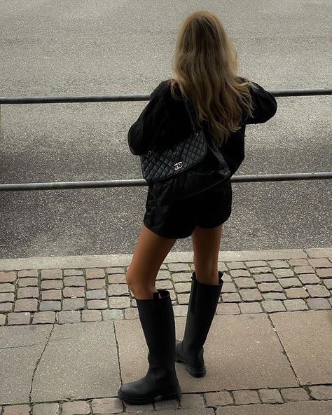 JOSEFINE H. J (@josefinehj) • Instagram-foto's en -video's Josephine Hj, Copenhagen Vibes, Rain Boot Outfit, Josefine H J, Paris Mode, Outfit Inspiration Fall, Alexa Chung, Mode Inspo, 가을 패션