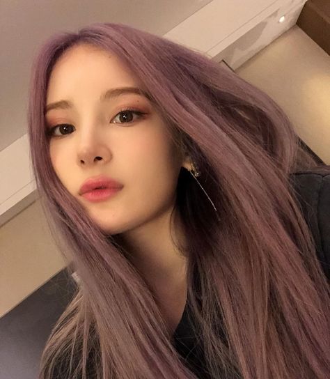 Kpop Hairstyles, Kpop Hair Color, Girl With Purple Hair, Light Purple Hair, Purple And Brown, Hair Tint, Hair Color Streaks, Kpop Hair, Lilac Hair