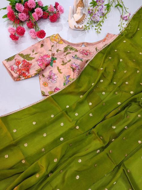 Mehandi Green Saree Contrast Blouse, Contrast Colour Combination Saree For Green, Pink Green Saree Color Combinations, Green Saree With Printed Border For Festivals, Semi-stitched Green Saree With Printed Motifs, Green Saree Pink Border, Fashionable Saree Blouse Designs, Plain Saree, Hand Work Blouse