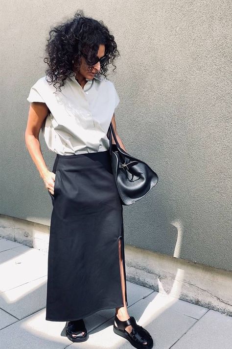 The Row Summer Style, The Row Styling, The Row Outfits Summer, The Row Outfits 2023, The Row Skirt, The Row Street Style, Skirt Street Style 2023, Neelam Ahooja Style, The Row Outfits