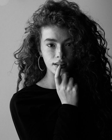 Curly Hair Freckles, Shooting Photo Studio, Curly Hair Model, Moody Lighting, Female Portrait Poses, Curly Hair Beauty, Headshots Women, Test Shoot, Hair Photography