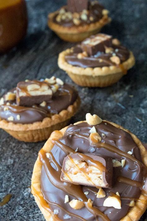 Mini Dessert Easy, Tarts Mini, Snickers Torte, Snickers Dessert, Tart Chocolate, Mini Tart Shells, Chocolate Caramel Tart, Mini Tart Recipes, Tarts Recipe