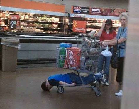 The kid who has just given up. | 23 Kids Who Are Ready For This Shopping Trip To Be Over Walmart Lustig, Meanwhile In Walmart, Face Palm, Walmart Funny, Epic Fail, Have A Laugh, Laughing So Hard, Bones Funny, Grocery Store