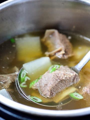 Beef Short Rib Soup, Short Rib Soup, Rib Soup, Easy Crockpot Soup, Cooking Short Ribs, Recipe Instant Pot, Korean Soup, Stove Top Recipes, Korean Cooking