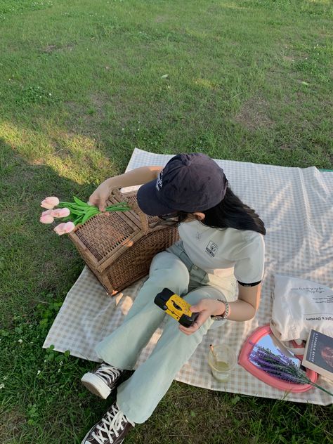 Outfit Piknik, Picnic Poses, Girls Picnic, Picnic Outfit Summer, Picnic Aesthetic, Picnic Date, Instagram Inspiration Posts, Picnic Food, Beige Aesthetic