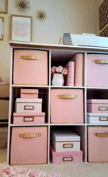 Storage bins are an easy way to decorate your dorm room on a budget! College Dorm Diy, Diy College, Zimmer Diy, Dorm Storage, Dorm Room Storage, Dorm Diy, Dorm Room Diy, Dorm Organization, Cool Dorm Rooms