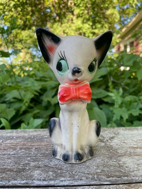 Check out the side eye on this sassy chalkware kitty. How can you not love a face like this!? Siamese chalkware - rare!

Measures 7" tall.

No chips or cracks, normal wear for chalkware . Vintage Chalkware, Red Bow Tie, Packing Supplies, Side Eye, Curious Cat, Not Love, Small Signs, Red Bow, A Face