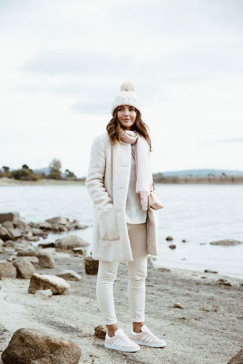 Formas de vestirte de blanco en invierno sin parecer un muñeco de nieve Modest Street Style, Coat Outfits For Women, Curvy Winter Outfits, Modest Winter Outfits, White Sneakers Outfit, Comfy Outfits Winter, Thanksgiving Outfit Ideas, Thanksgiving Outfit Women, What To Wear Fall