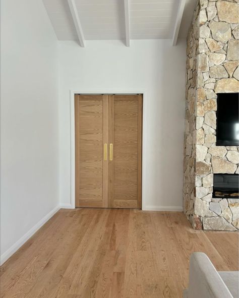 There’s something truly inviting about the use of our Moda White Oak interior doors in this coastal design. Classic white beach house ceiling beams lead the eye down to the oak cavity sliders with seamless brass pulls looking flush. We love how the doors are framed by the floor-to-ceiling stonework featured in the centre of the sunlit room, making the space feel taller and spacious. Beach House Ceiling, White Oak Interior Doors, White Oak Interior, Cavity Sliders, Sunlit Room, White Beach House, Oak Interior Doors, House Ceiling, Oak Interior