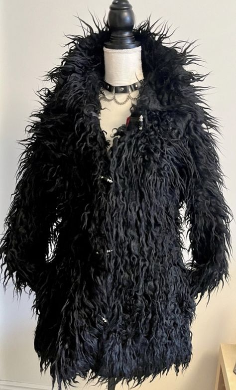 Werewolf Clothing Aesthetic, Goth Fur Coat, Werewolf Fashion, Vamp Costume, Goth Coat, Art Outfit, Fur Collar Jacket, Vintage Goth, Fashion Project