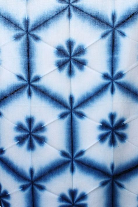 blue Indigo Dye Patterns, Sekka Shibori, Shibori Textiles, Shibori Diy, Diy Tie Dye Techniques, Tie Dye Patterns Diy, Fabric Dyeing Techniques, Shibori Designs, Japanese Shibori