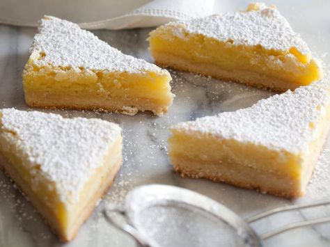 Ina Garten Lemon Bars, Snacks Videos, Desserts Lemon, Classic Lemon Bars, Portable Dessert, Picnic Desserts, Barefoot Contessa Recipes, Mothers Day Desserts, Lemon Bar