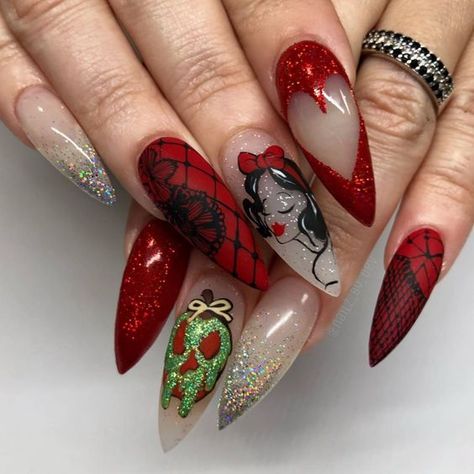 Snow White Nails, Apple Tag, Disney Halloween Nails, Snow White Poison Apple, Disneyland Nails, Disney Nail Designs, Disney Acrylic Nails, Mickey Nails, Dragon Nails