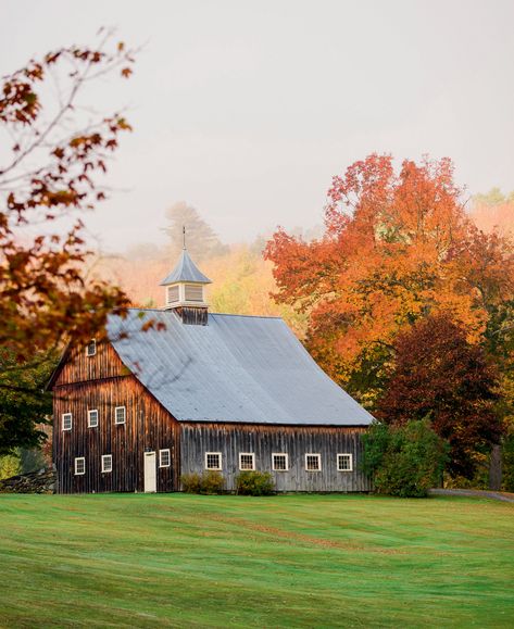 25 Memorable Things to Do in New England in Fall - New England Today Woodstock Vermont, New England Travel, New England Fall, Mount Washington, Scenic Byway, River Boat, Battle Royale, Covered Bridges, England Travel